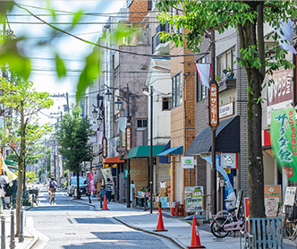 マルシェなどイベントも楽しい「武蔵新城サンモール商店街」(約1,560m/自転車7分)